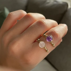 Kristallringar - Handgjorda kristallringar med rund kristall💗✨ går att få i både silver och guld och finns i Rosenkvarts, ametist och akvamarin och görs i din personliga storlek ☺️till varje ring skickas det med en beskrivning över dess egenskaper💗💗🫶