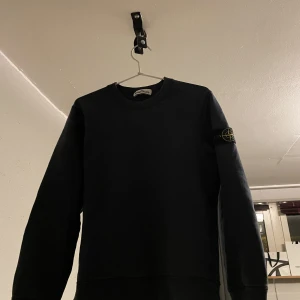 Stone Island - Hej! Jag säljer min mörkblåa Stone Island sweatshirt eftersom den ej kommer till användning. Det är välanvänd men ej några skador men bara lite missfärgad.