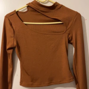 Rib-knit slätt T-shirt  - En Rib-knit slätt T-shirt från shein säljer på grund av att jag inte använder längre har använt 2-3 gånger. Annars är den i bra skick ser ny ut inget fel på den ❤️