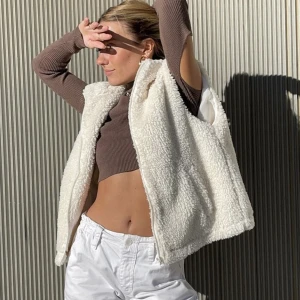 Teddyväst - Cute teddyväst! 🤩💕Bara använts ett par fåtal gånger🥰Säljer pga inte min stil längre :/  Jättebekväm och söt, passar perfekt nu inför våren!💕Modellen har storlek 36!🙌