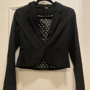 Kort kavaj  - Säljer denna korta kavajen från h&m i storlek 34.