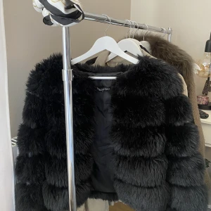 Pälsjacka - Så snygg svart pälsjacka! Nyskick. Inte äkta päls. Storlek XS