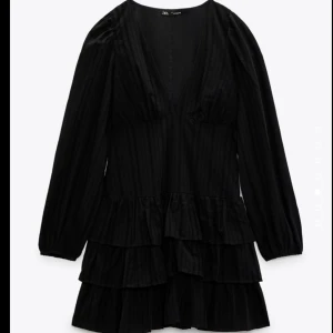 zara klänning - Slutsåld klänning från zara, helt oanvänd!