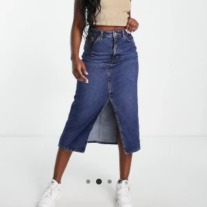 Midilång jeanskjol  - Fin jeanskjol till vår och sommar. Använd en gång. Säljer pga för liten storlek.