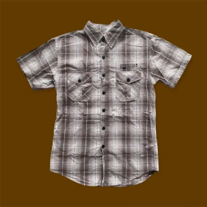 Beige tartan kortärmad skjorta - En ur snygg skjorta i fint skick. Tyvärr för liten för mig därav säljes. Märket är IDENTITY. Texten på ryggen ”Rock Deluxe”. För fler bilder eller mått kontakta mig! 💫