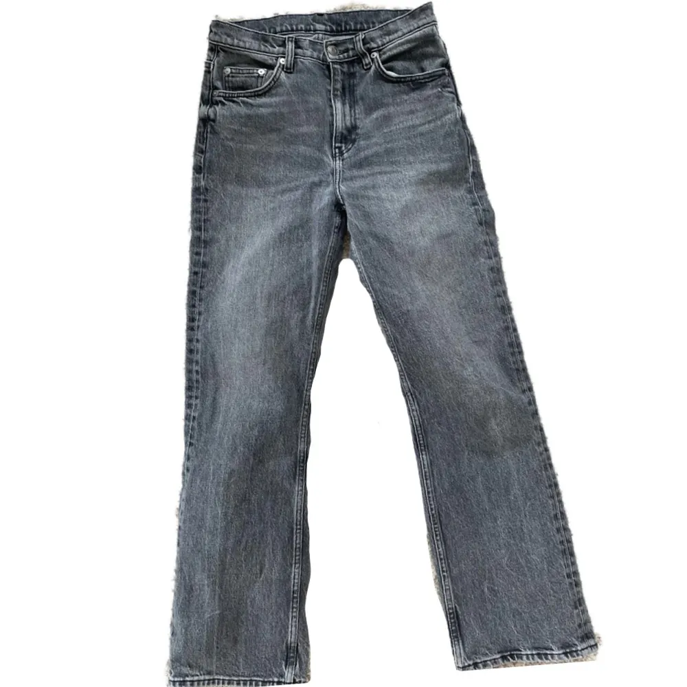 Gråa kickflare jeans från arket i storlek 25.. Jeans & Byxor.