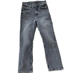 Gråa kickflare jeans från arket i storlek 25.