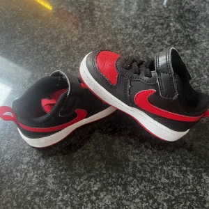 Nike barn skor - Nike stor i storlek 21, inga skador på Skorna eller liknande, använd ett fåtal gånger. 