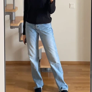 SÄLJER MASSA JEANS! - Bild 1: jeans från zara mid waist strl 36(?) Väl använda 150kr Bild 2: weekday mid waist oklar strorlek &modell väl använda 100kr Bild3: monki yoko jeans 100kr Finns också: nya mid waist asos se förra annonsen. Weekday rowe 26/32 mörkblå 150kr Allt är ”S”