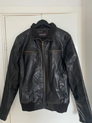 Vintage skinnjacka Guess  - Sjukt snygg vintage skinnjacka men som behöver lite vård❤️‍🩹 Modellen sitter snupersnyggt men den har ett hål under armen som behöver sys (syns dock inte när man har på sig den). OBS second hand lukt.  Oversize S eller M  
