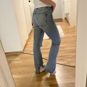 PULL AND BEAR JEANS - Blåa jeans med slits. 