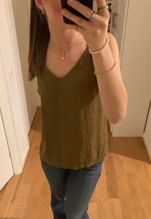 Brun/ grön linne! - Jätte söt linne i storleken M/ L. Den är lite för stor på mig o det är anledningen till att jag säljer den. Hör gärna av dig vid intresse!💞