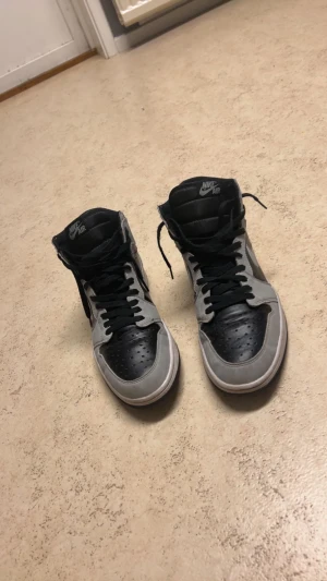 Nike air jordans 1 shadow high - Säljer mina jordans som är i jättebra skick ingen skada på de storlek 44 köparen står för frakten 