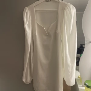 Vit klänning - Använd två gånger! Skitfin inga defekter alls!