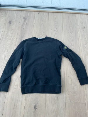 3 STONE ISLAND tröjor svart, vit, orange  - Svarta Stone island tröjan, strl 156/12, pris 500. Vita Stone island tröjan, strl 156/12, pris 500.  Orangea Stone Island tröjan, strl 156/12, pris 400