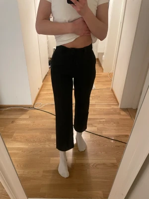 KLASSISKA DISCKIES  - Dickies chinos i fint skick.  Säljes pågrund av för små.  Org pris 600kr