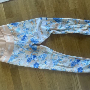 Stronger tights - TräningsTights ifrån stronger.  Storlek S men passar XS också