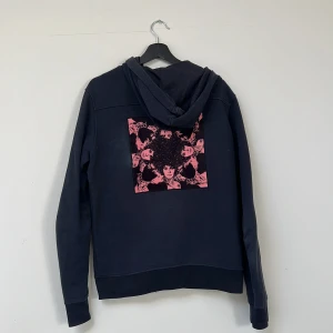 Limitato hoodie  - Snygg Limitato hoodie med tryck på ryggen. Bra skick, 8/10. Nypris 3000kr
