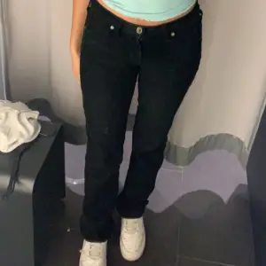 Armani jeans Glitter på fickorna på baksidan och detaljer  Är 165 lång Står att de är size 26 men har storlek 34/36 på jeans  Startpris 250 uppåt❤️
