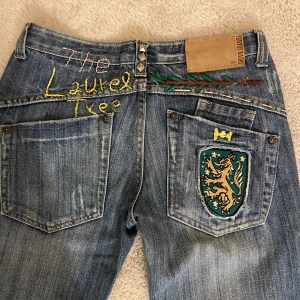 Lågmidjade bootcut jeans - Blåa lågmidjade bootcut jeans med brodyr.   Mått: Midja - 35cm Inre benlängd - 70cm  Aldrig använda🧚🏻‍♀️🧚🏻‍♀️💋