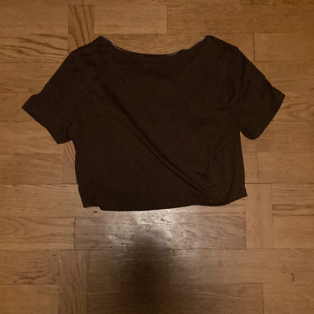 Crop top med tryck storlek S från shein . T-shirts.