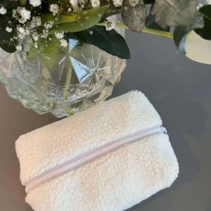 White Teddy Necessär - Vit necessär i Teddy material med blommig insida.