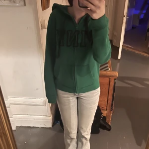 Pink hoodie  - En jättefin zip upp hoodie från Pink använd runt 2-3 gng! Jättefint skick