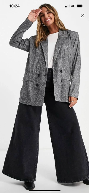 Glitter kavaj - Säljer den a glitter kavaj i strl 38 från Asos, den är helt ny och ligger kvar i förpackningen men den är fel storlek för mig och jag kan ej returnera pga tiden har gått ut, kostar 360kr på asos säljer för 200kr + 60kr frakt 