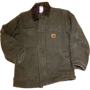 Carharrt artic jacket   - Sällsynt ”artic jacket” med unika fickor i oliv/mörk-grön färg. Vintage kvalitet och passar perfekt som en riktigt tålig jacka som fortfarande har stil.  Mått; Bredd (57), Längd (80), armar(56).