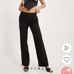 Svarta kostymbyxor  - Säljer dessa helt oanvända kostymbyxorna från Only i storlek 38. Sitter väldigt fint på och tyget ger de ett fint fall. Köpte de på Nelly för 429kr men säljer de för 250 då. Om du har några frågor eller vill se fler bilder hör av dig!💕