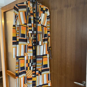 Klänning - Supercool klänning i silkigt material med knyt i midjan