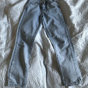 jeans  - Säljer dessa jeans pågrund av att de aldrig kommer till användning