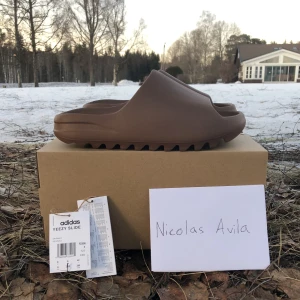 Yeezy Slide Flax - Yeezy Slide Flax i storlek 42! Det är dom skönaste slidesen på marknaden! Dom är helt nya (DSWT)! Digitalt kvitto kan visas i DM! För fler frågor så är det bara att kontakta i DM!