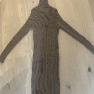 Tunika  - En fin tunika / klänning i stretchigt stickat tyg i brun fin färg. Aldrig använd.