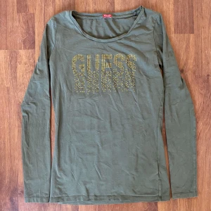 Långärmad tröja  - Säljer en y2k tröja med rhinedtones. Guess märke. Köpare står för frakt💐