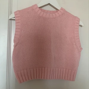 Väst från Zara - En ljusrosa stickad väst från Zara i fint skick. 💞