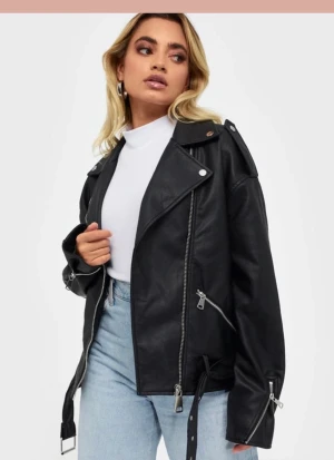 Slutsåld Missguided skinnjacka  - Jacka använd fåtal gånger, som ny. Storlek 34 men skulle säga 34-38. 