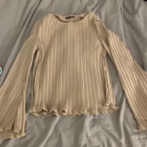 Blus med utsvängda armar - Beige jättefin blus med utsvängda armar. Aldrig använd