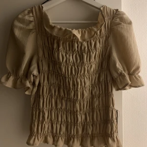 Stretchig blus - Superfin och skön blus. Den är väldigt stretchig. Sömmarna gick upp på vänster arm men min mamma har försökt att laga den så bra som möjligt (inte jättestor skillnad)