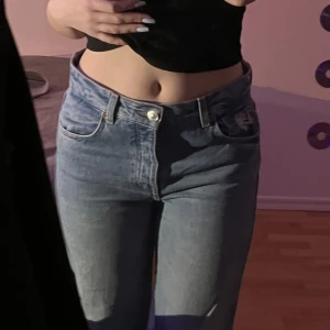 Ljusblå jeans - Säljer dessa jättefina jeans från pull&bear då de ej kommer till användning. Köpta för 368kr.