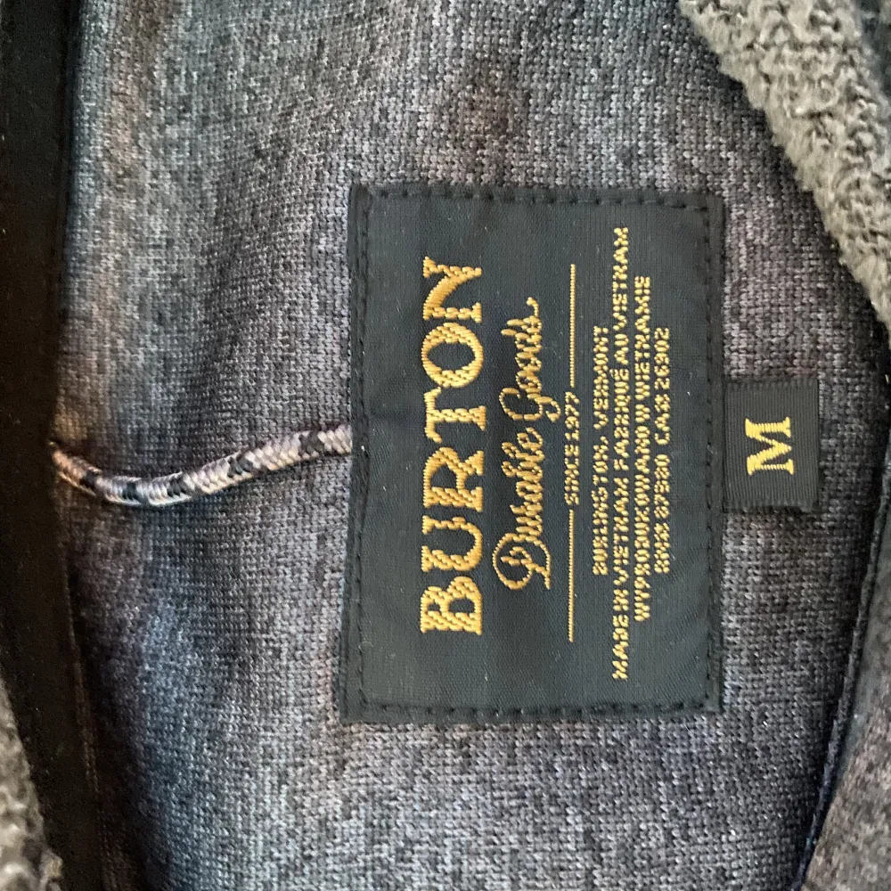Säljer en mörkgrå spräcklig Burton hoodie utan märken eller skador, ser ut som ny. Storlek M i junior. Hoodies.