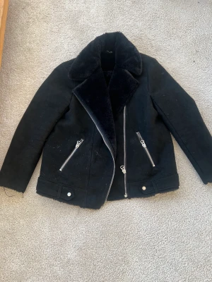 Trendig jacka  - Säljer denna fina jackan i ”mocka” från hm. Knapp använd och i jättefint skick ❣️strl 40 men passar mig som har strl 36 då den ska vara lite oversized  