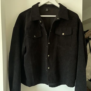 Bomberjacka - Tunn bomberjacka i manchester-liknande material, helt oanvänd då jag har en likadan i annan storlek 🫶