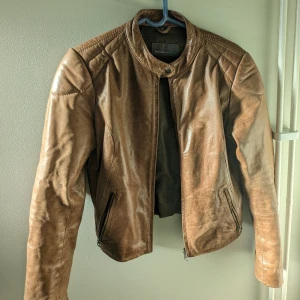 Skinnjacka - Fin brun skinnjacka perfekt till våren!  Strl. S men passar även Xs