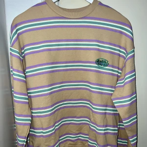 Junkyard tröja  - Jag säljer min Junkyard multiverse tröja i nyskick pga den  aldrig kommer till användning!💛