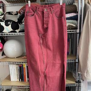 En kjol som sytts om av ett par jeans! Hellång kjol❤️ Är super fin och högmidjade men är inte perfekt med klippta slits och oraka sömmar❤️‍🩹