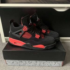 Jordan 4 Red Thunder 44,5 - Säljer min kompis Jordan 4s i storlek 44,5. Han fick dom i present för 3 veckor sen men det var fel storlek. Box och äkthetsbevis följer med! Pris kan gå ner vid snabb affär. Hör gärna av er vid frågor!:)
