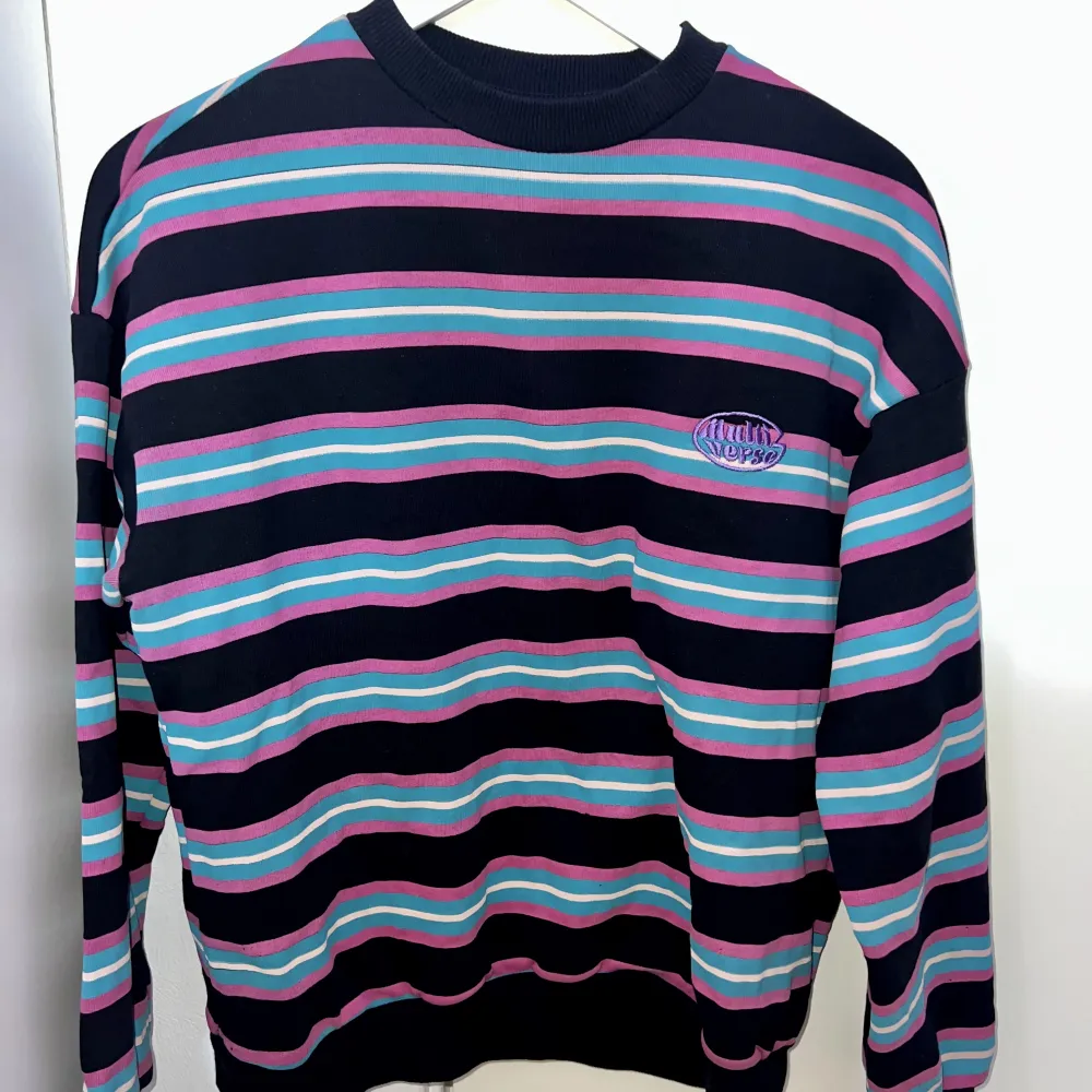 Jag säljer min Junkyard multiverse tröja i nyskick pga den  aldrig kommer till användning!💜. Tröjor & Koftor.