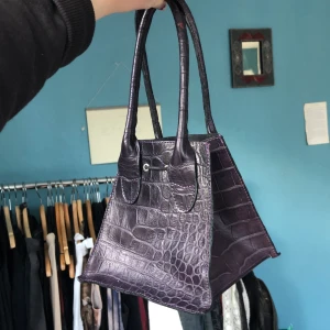 Mörklila handväska i fejkskinn - Fejkläder! Superfin lila färg både på väskan och på stitchingen 🔮