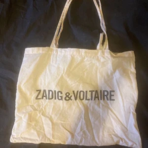 Zadig&voltaire tygpåse  - Färgen är ljusrosa💘